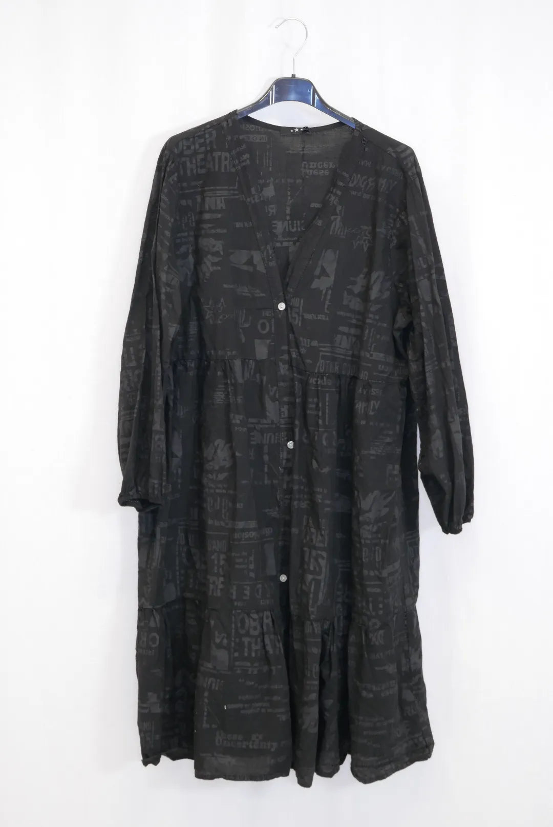Musta mekko napeilla L/XL