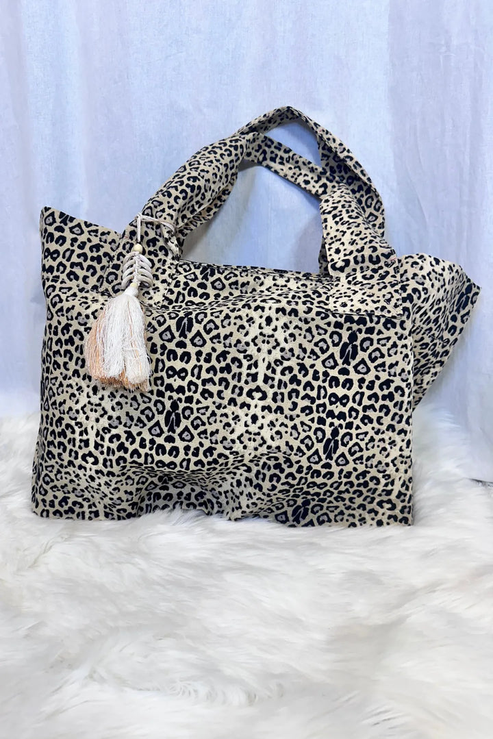 Iso leopardikuvioinen kangaslaukku