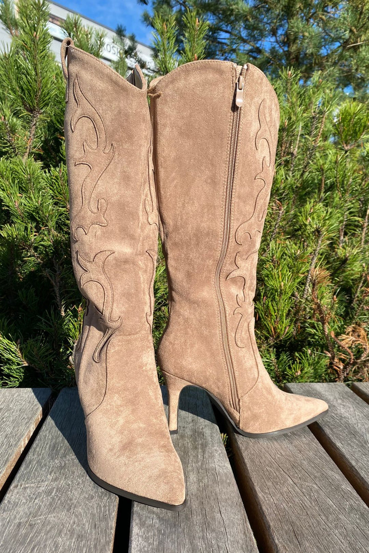 Bootsit Piikkikorolla Stella