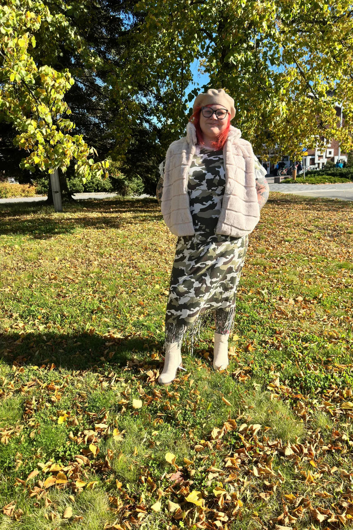 Tekoturkisliivi kauluksella