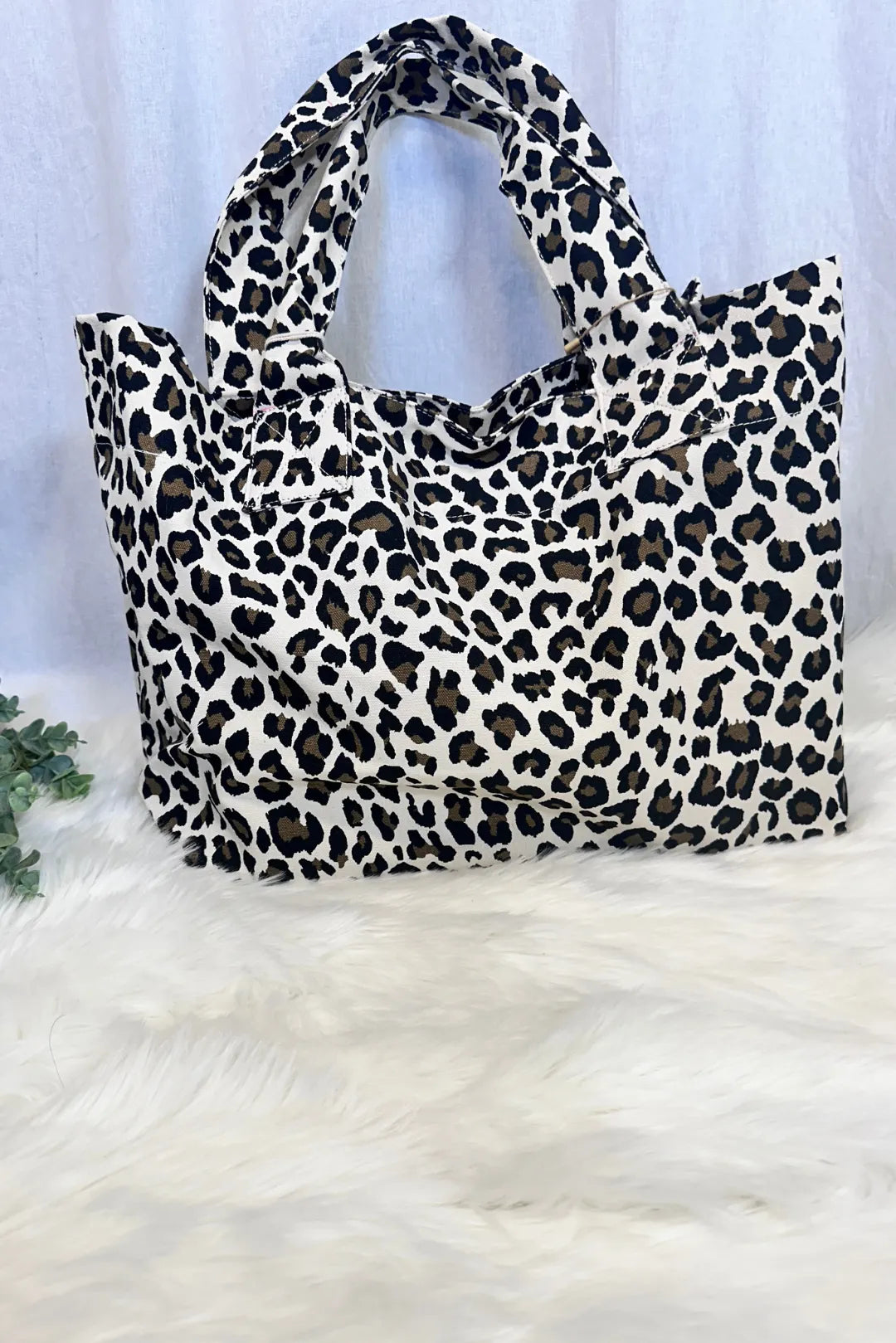 Iso leopardikuvioinen kangaslaukku