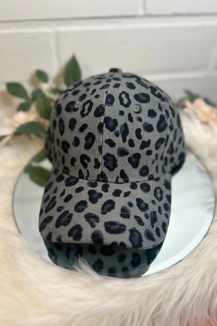 Leopardikuvioinen lippalakki
