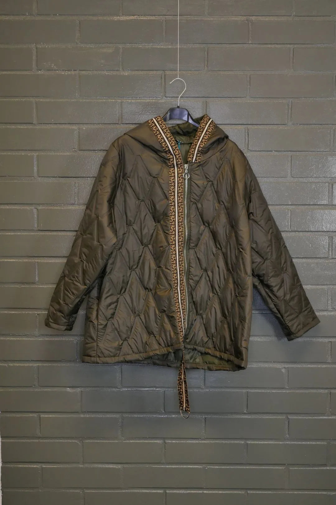 Kevyttoppatakki leonauhalla Henriikka