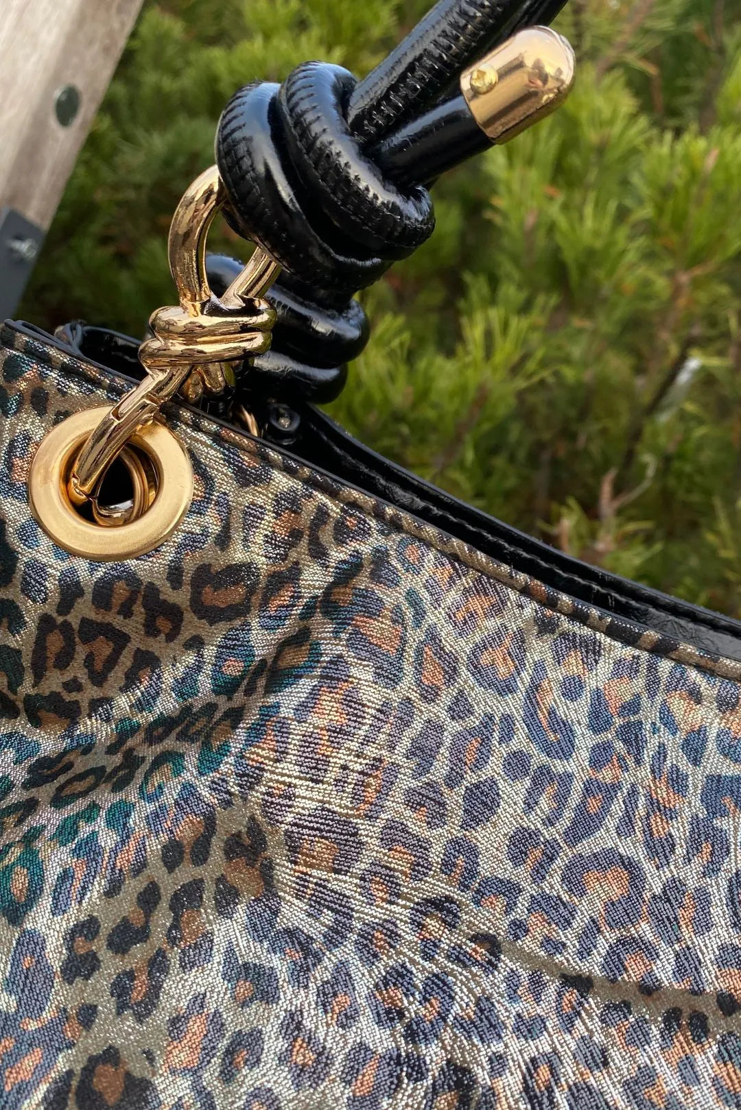 Kiiltävä leopardilaukku Merja