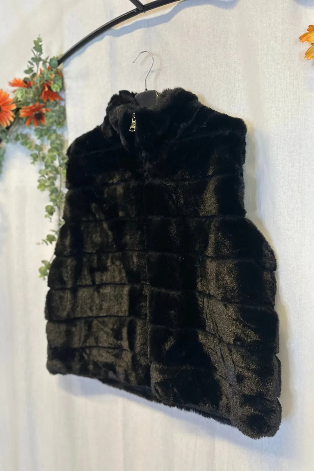 Tekoturkisliivi kauluksella
