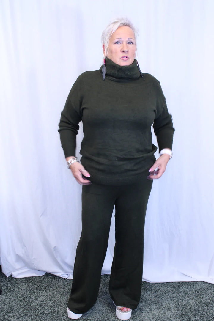 Neuleasu korkealla kauluksella Mirja