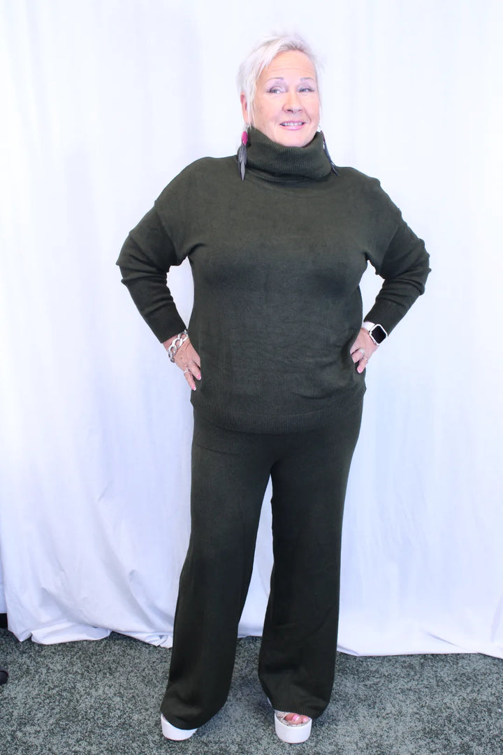 Neuleasu korkealla kauluksella Mirja