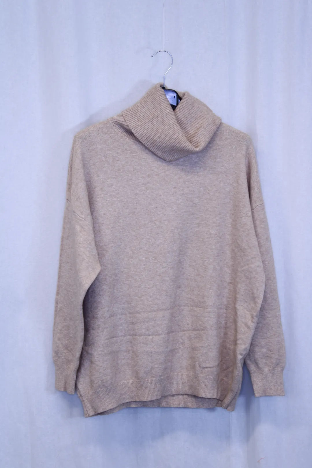 Neuleasu korkealla kauluksella Mirja