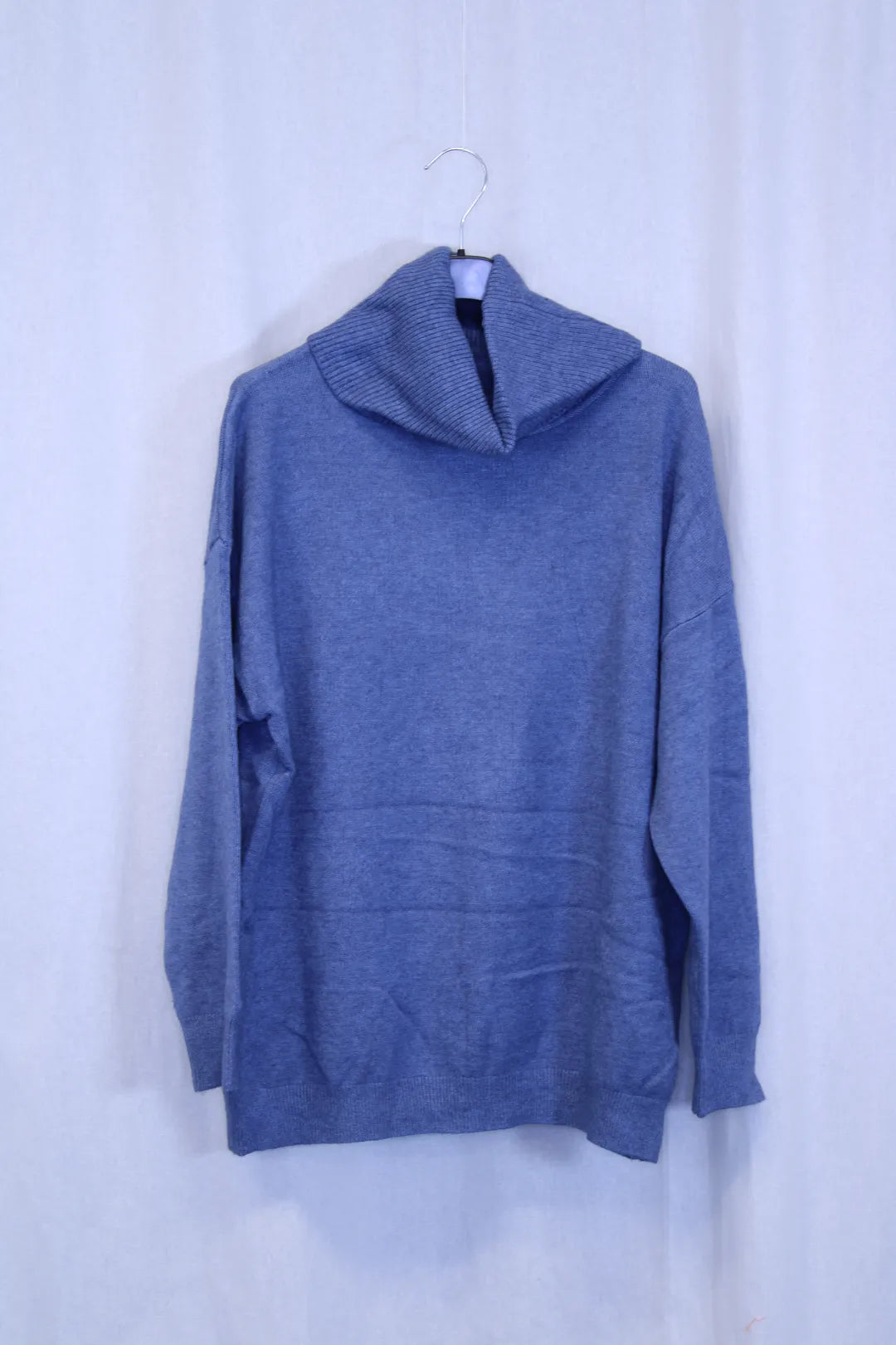 Neuleasu korkealla kauluksella Mirja