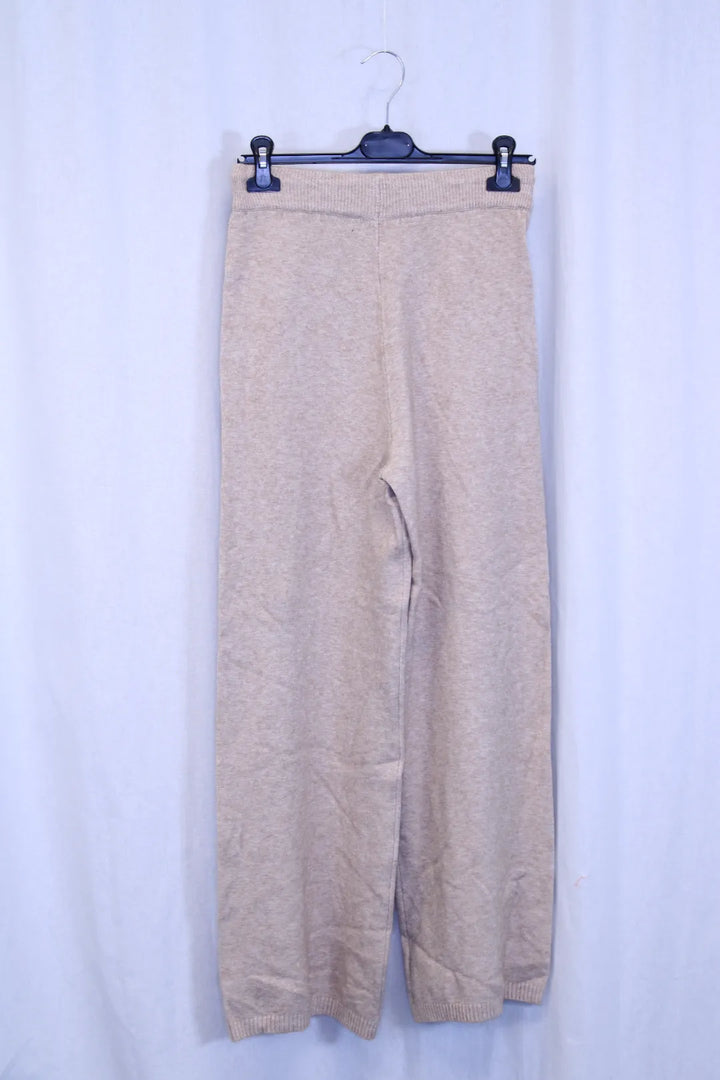 Neuleasu korkealla kauluksella Mirja