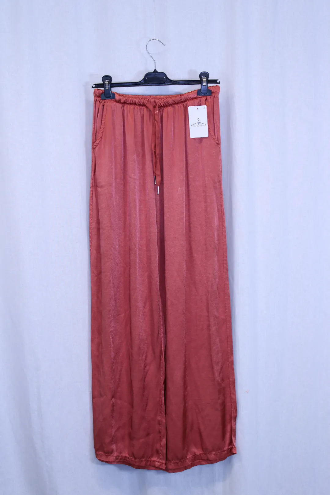 Leveälahkeiset satiinihousut Helvi