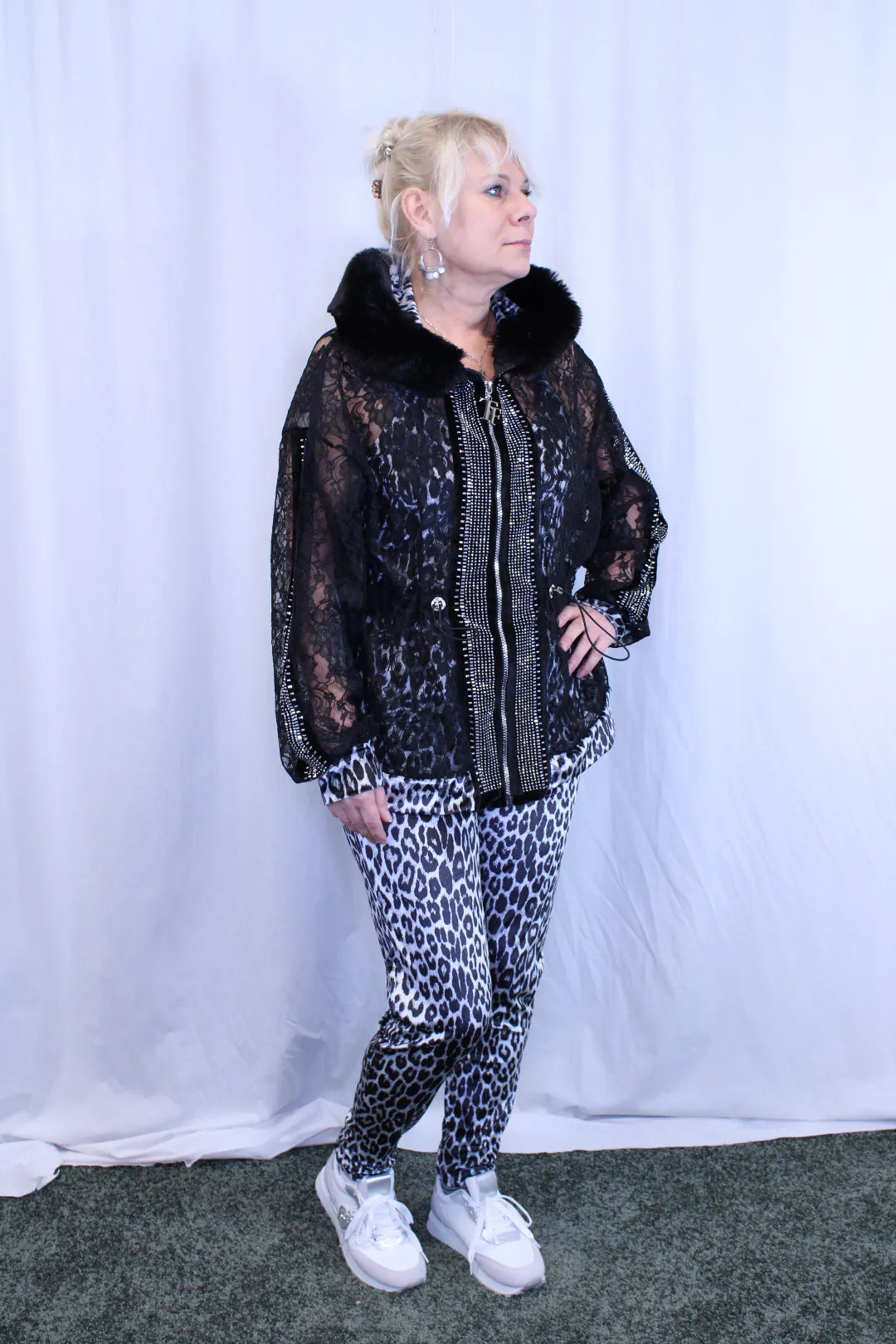 Leopardiasu haalarilla Soili / Tatu