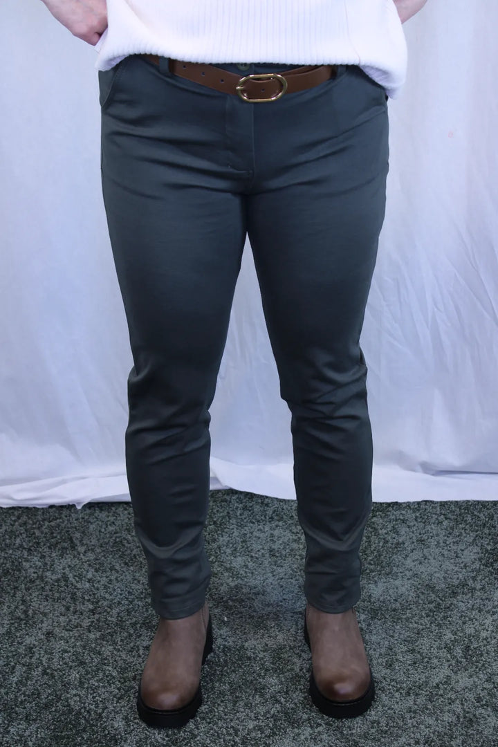 Suorat housut vyöllä Virva