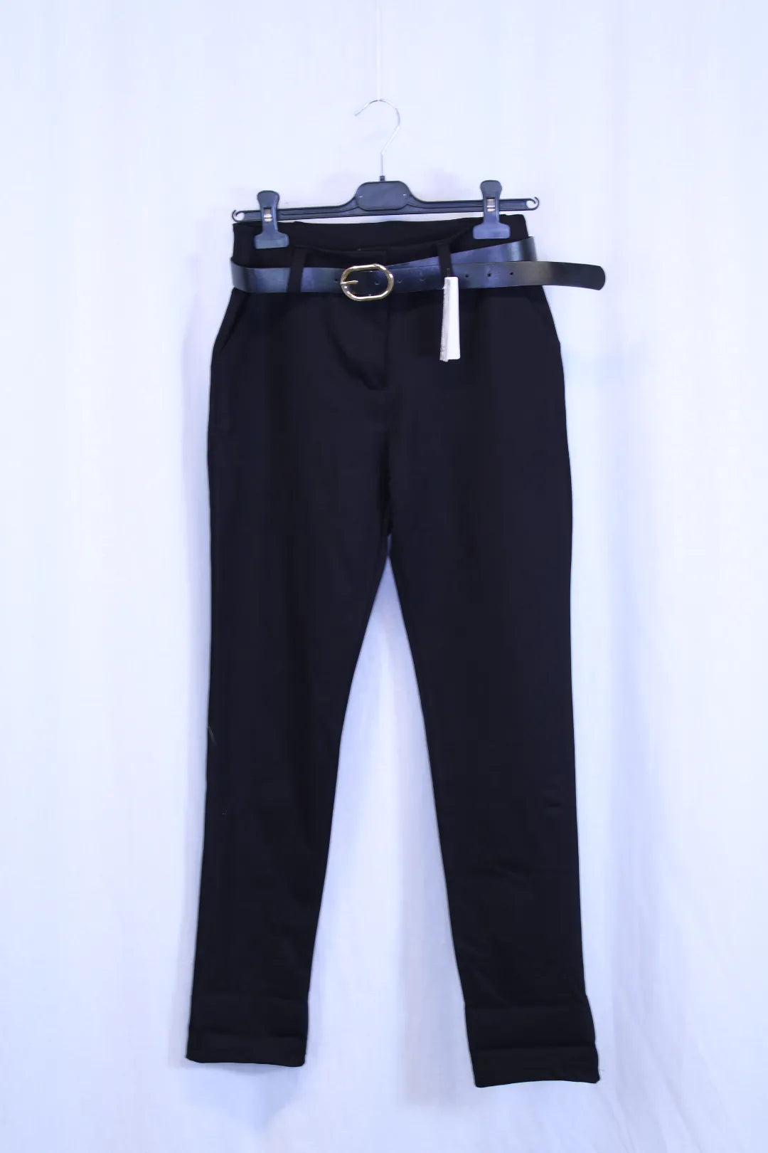 Suorat housut vyöllä Virva