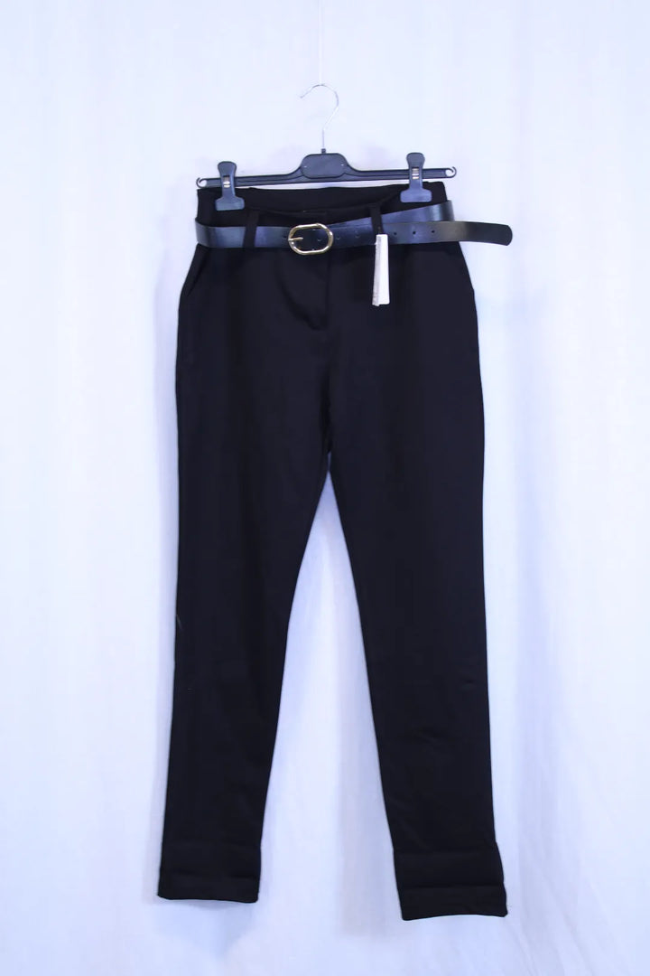 Suorat housut vyöllä Virva