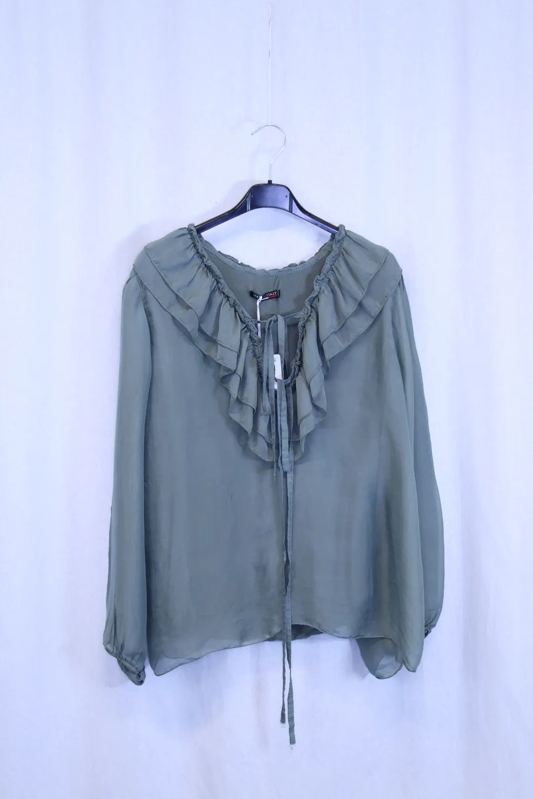 Silkkipaita röyhelöillä Saila