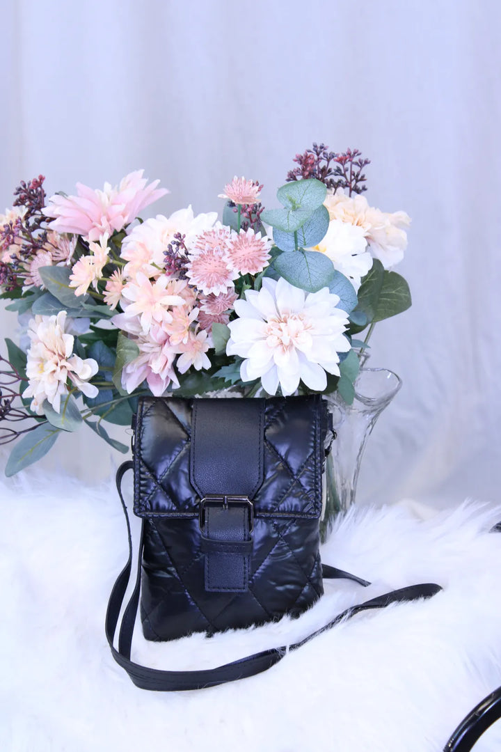 Pieni tikattu olkalaukku