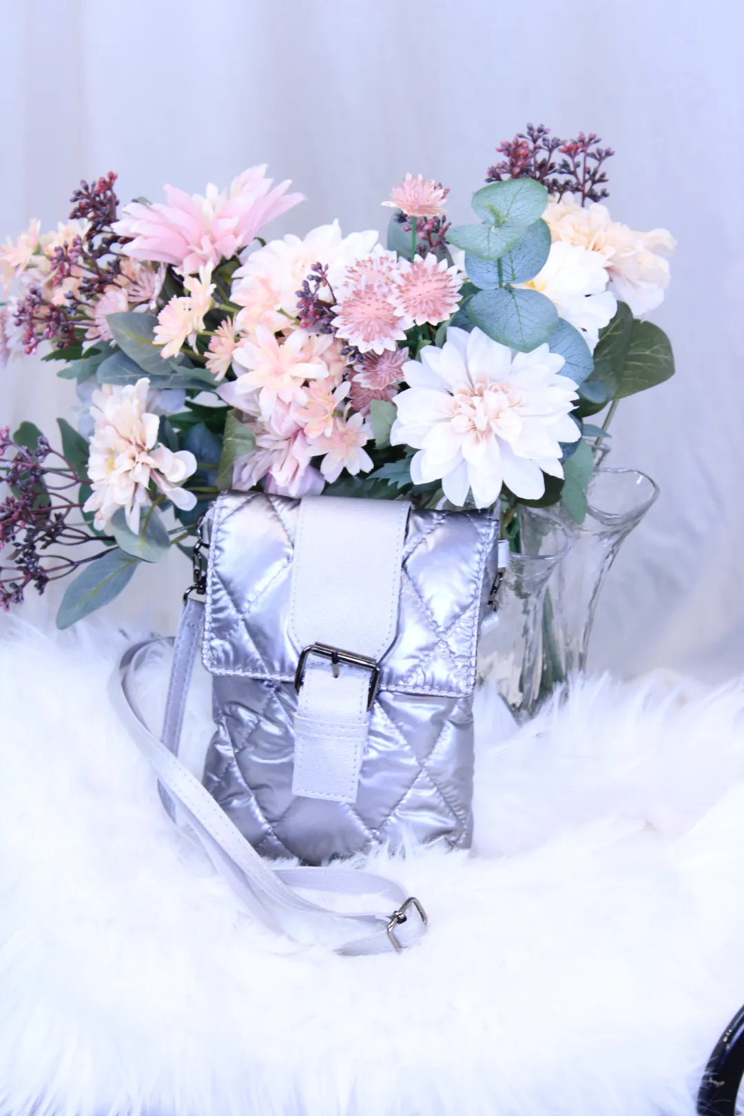 Pieni tikattu olkalaukku