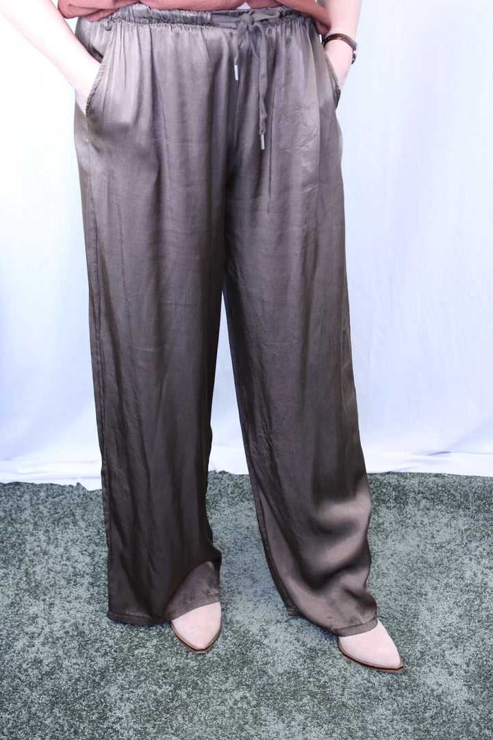 Leveälahkeiset satiinihousut Helvi