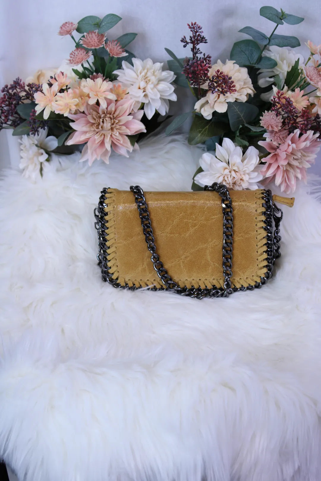 Nahkalaukku ketjuhihnalla Armi