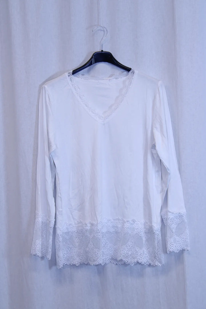 Pukeutumispaita pitsillä 40-44 Seela