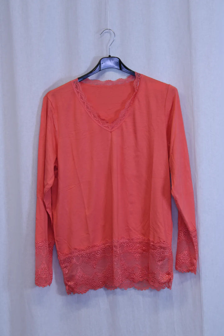 Pukeutumispaita pitsillä 40-44 Seela