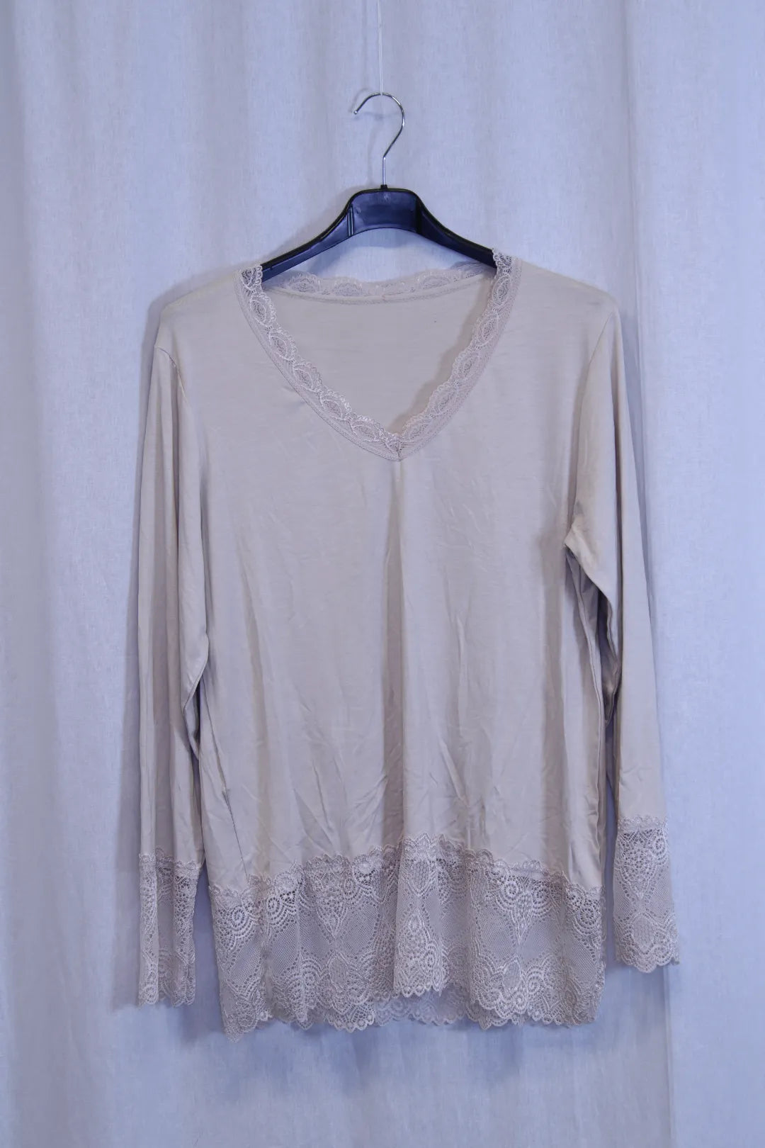 Pukeutumispaita pitsillä 40-44 Seela