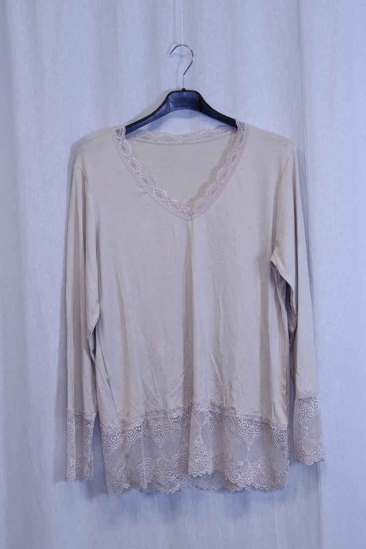 Pukeutumispaita pitsillä 40-44 Seela