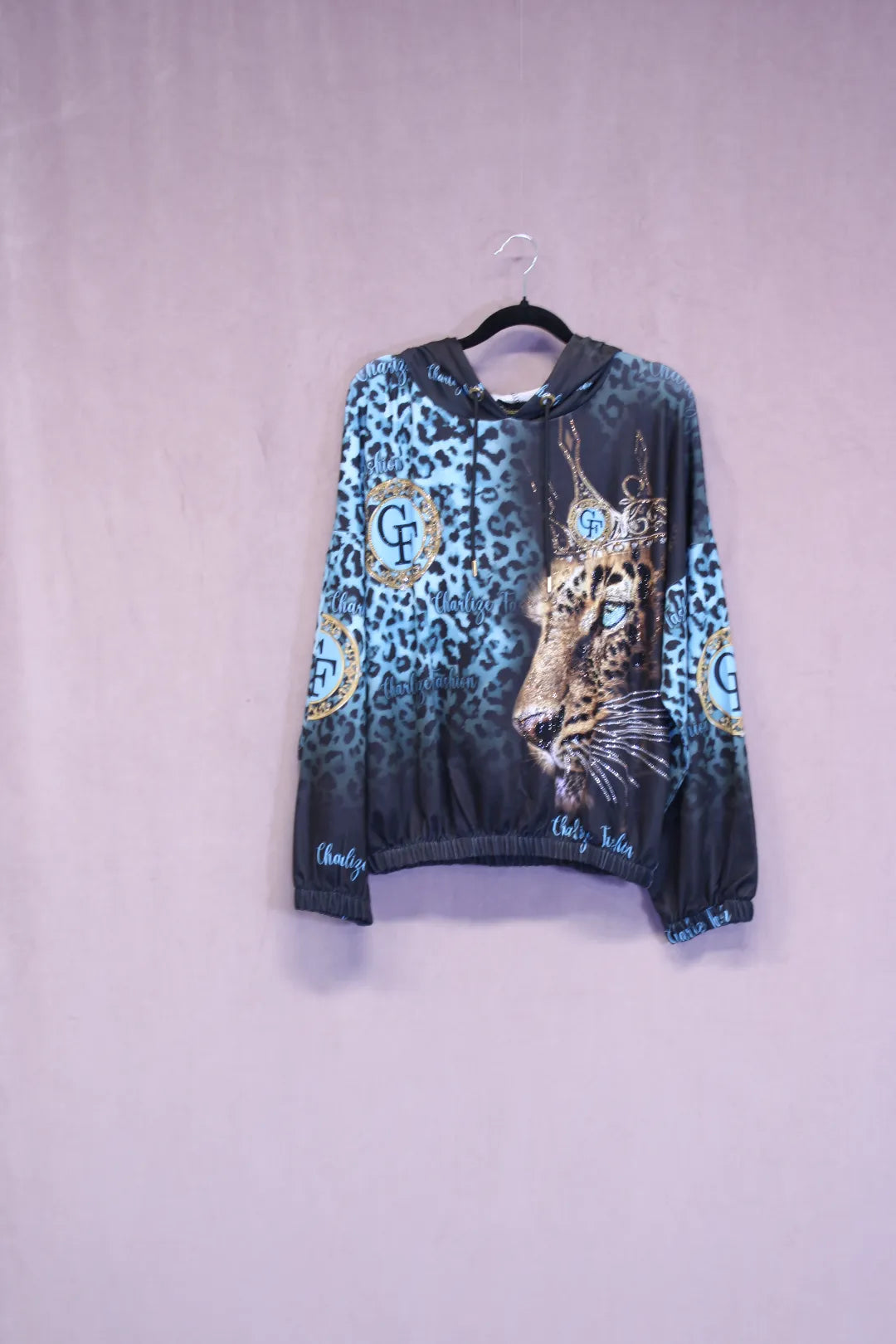 Liukuvärjätty leopardihuppari Julianna, kaunis leopardikuosi ja rento malli, täydellinen arkeen.