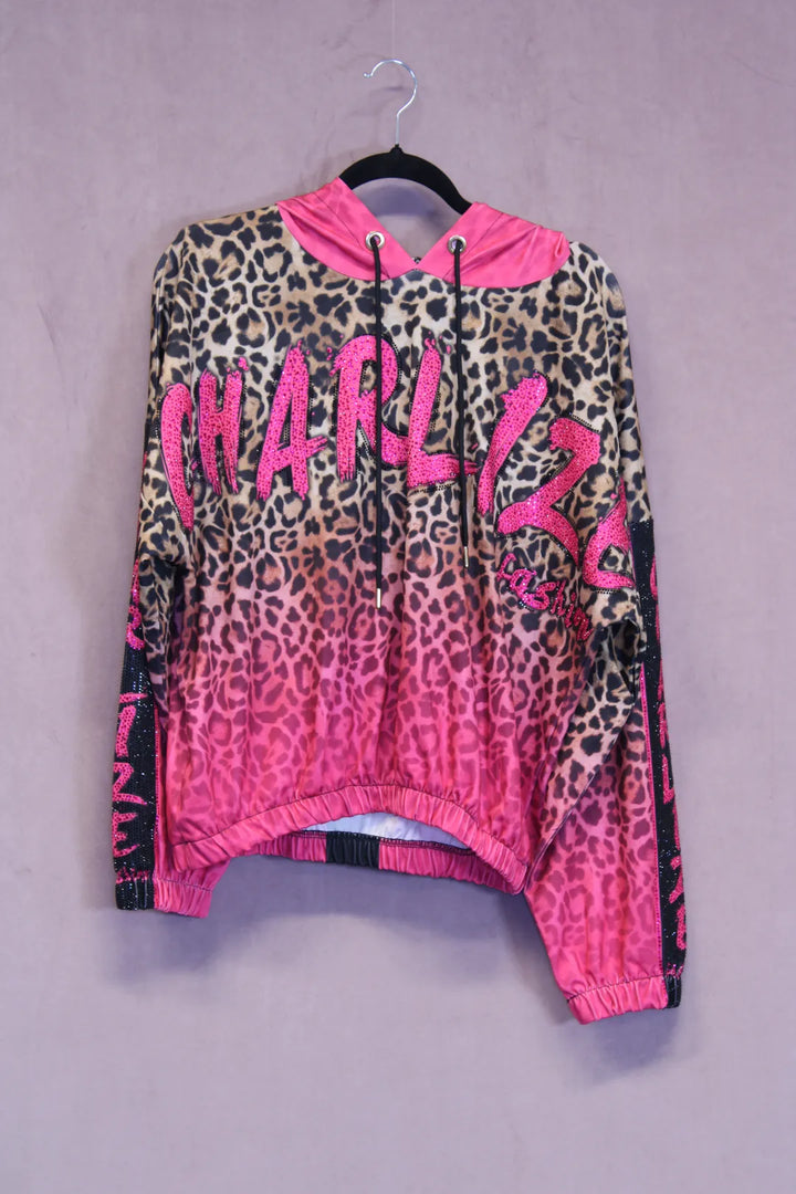 Liukuvärjätty leopardihuppari, jossa pinkki ja musta leopardikuosi ja upea takatasku.