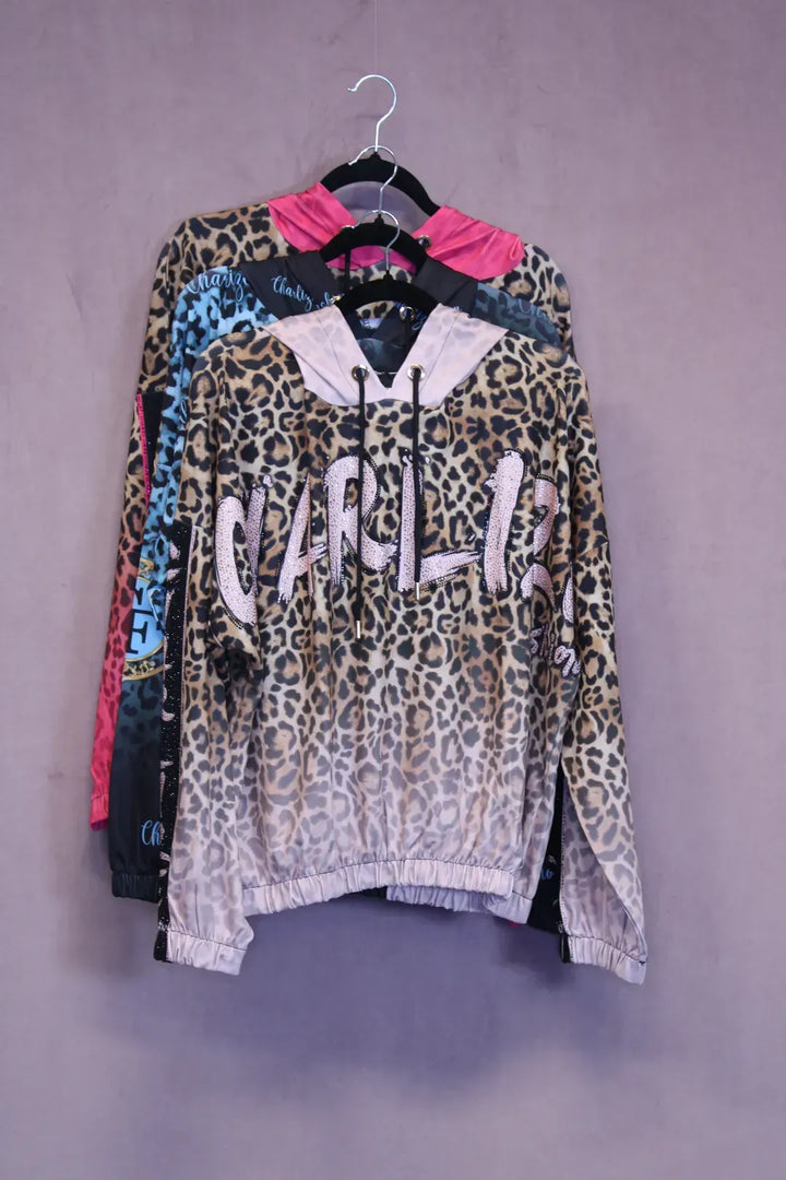 Liukuvärjätty leopardihuppari, jossa leopardikuvio ja rento malli, täydellinen arkeen ja vapaa-aikaan.