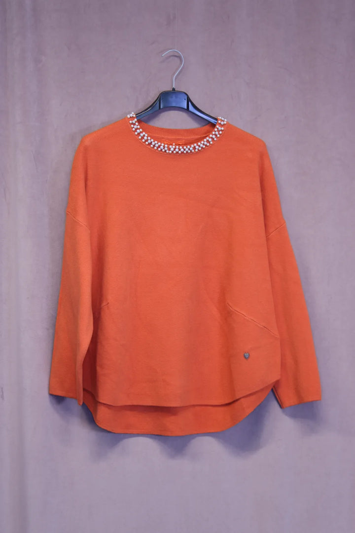 Neule helmikauluksella Aada