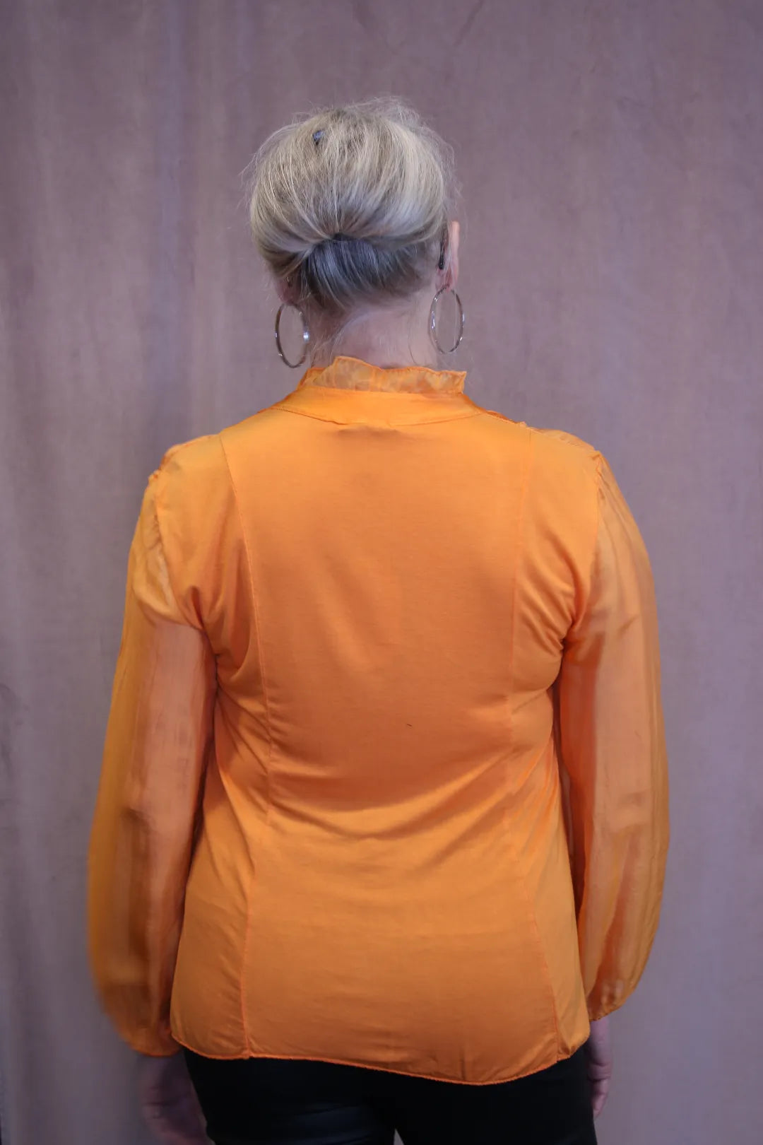 Silkkipaita röyhelöillä Jannika