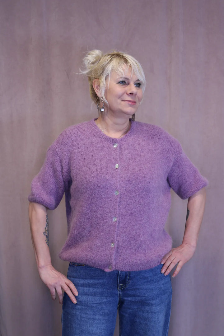 Lyhythihainen neule napeilla Martha