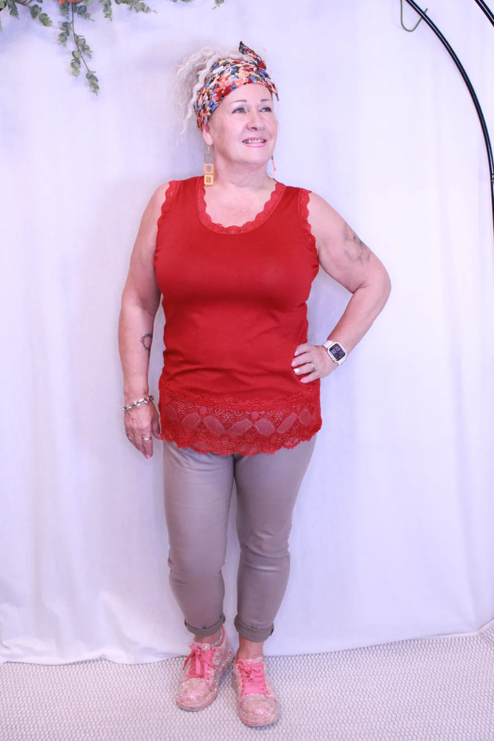 Alustoppi pitsihelmalla – Aini