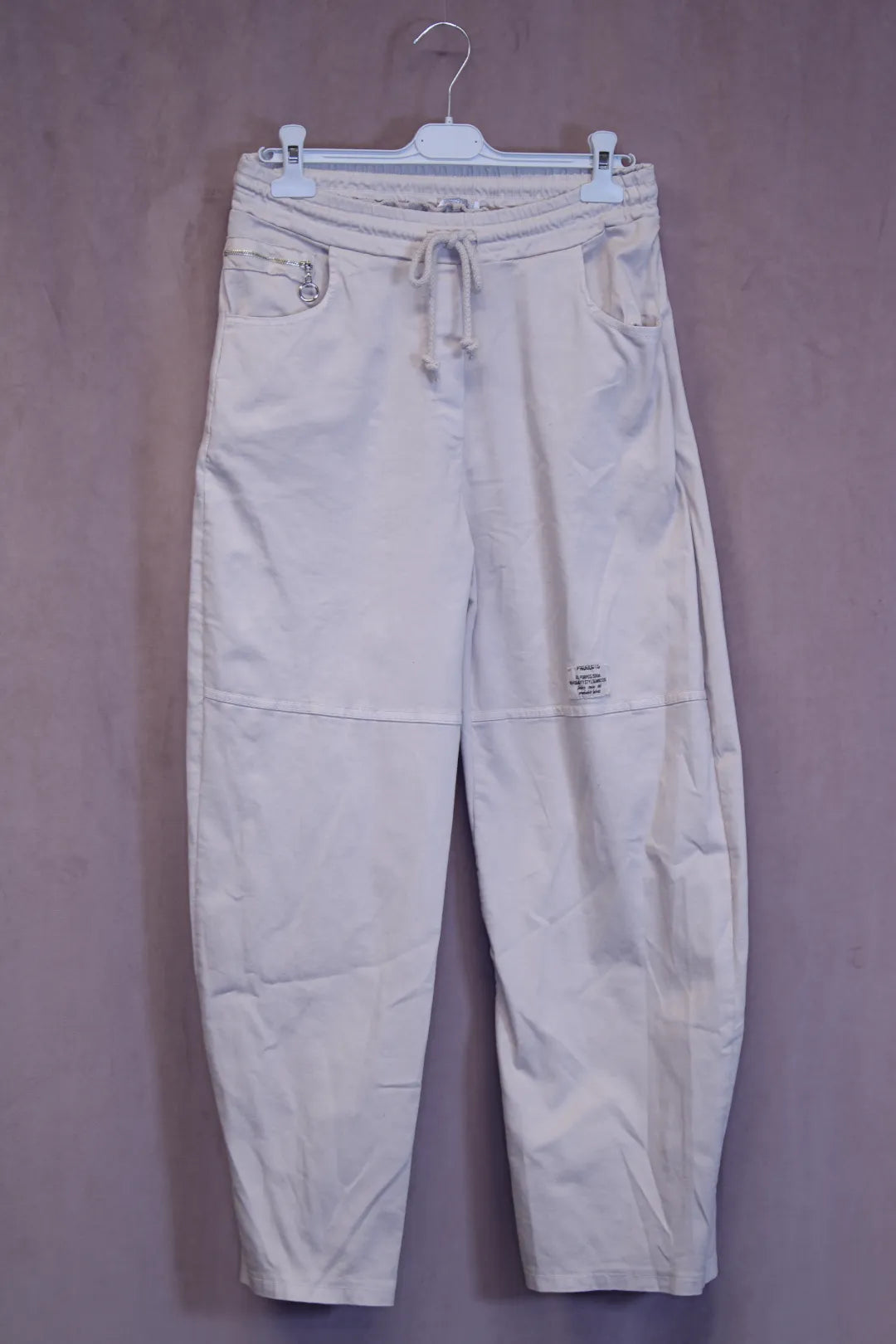 Housut koristevetoketjulla Aava