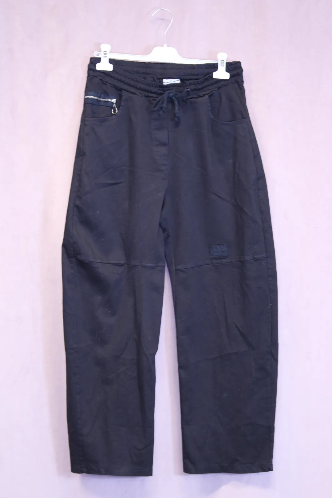 Housut koristevetoketjulla Aava