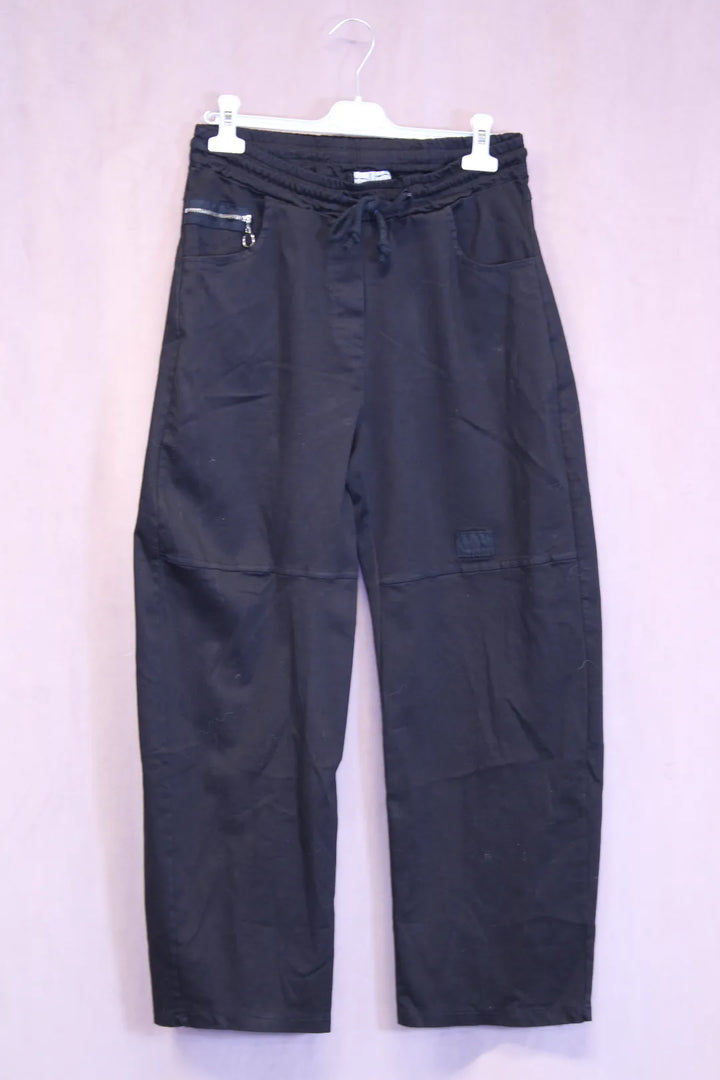 Housut koristevetoketjulla Aava