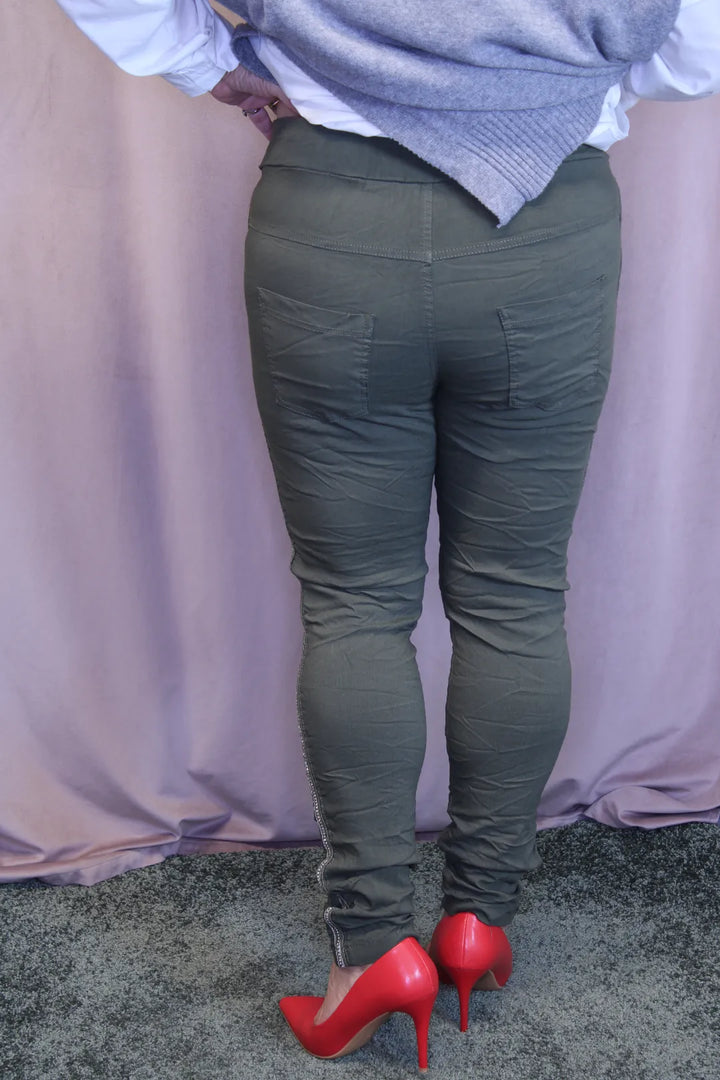 Housut leosydämellä Anneli