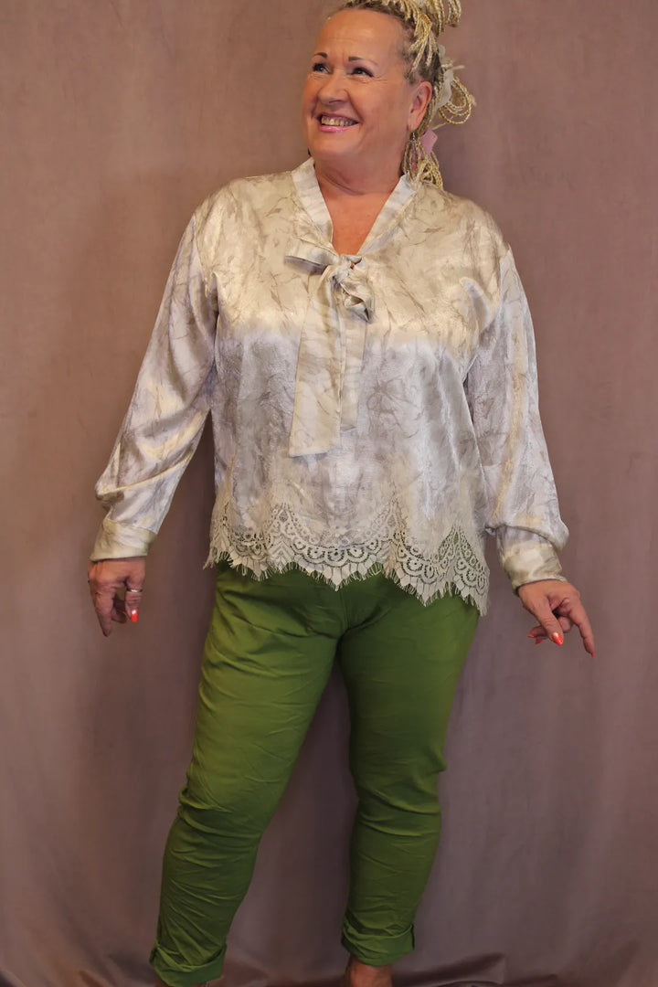 Satiininen paita pitsihelmalla Paula