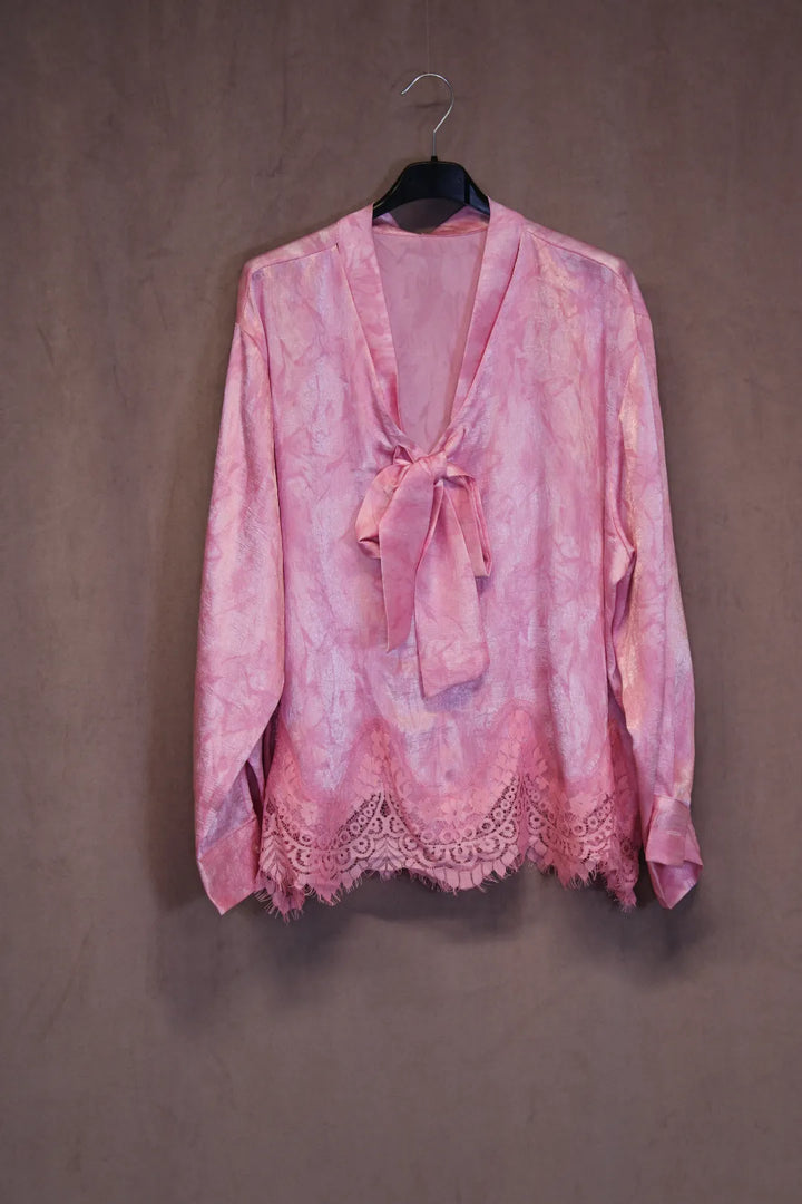 Satiininen paita pitsihelmalla Paula