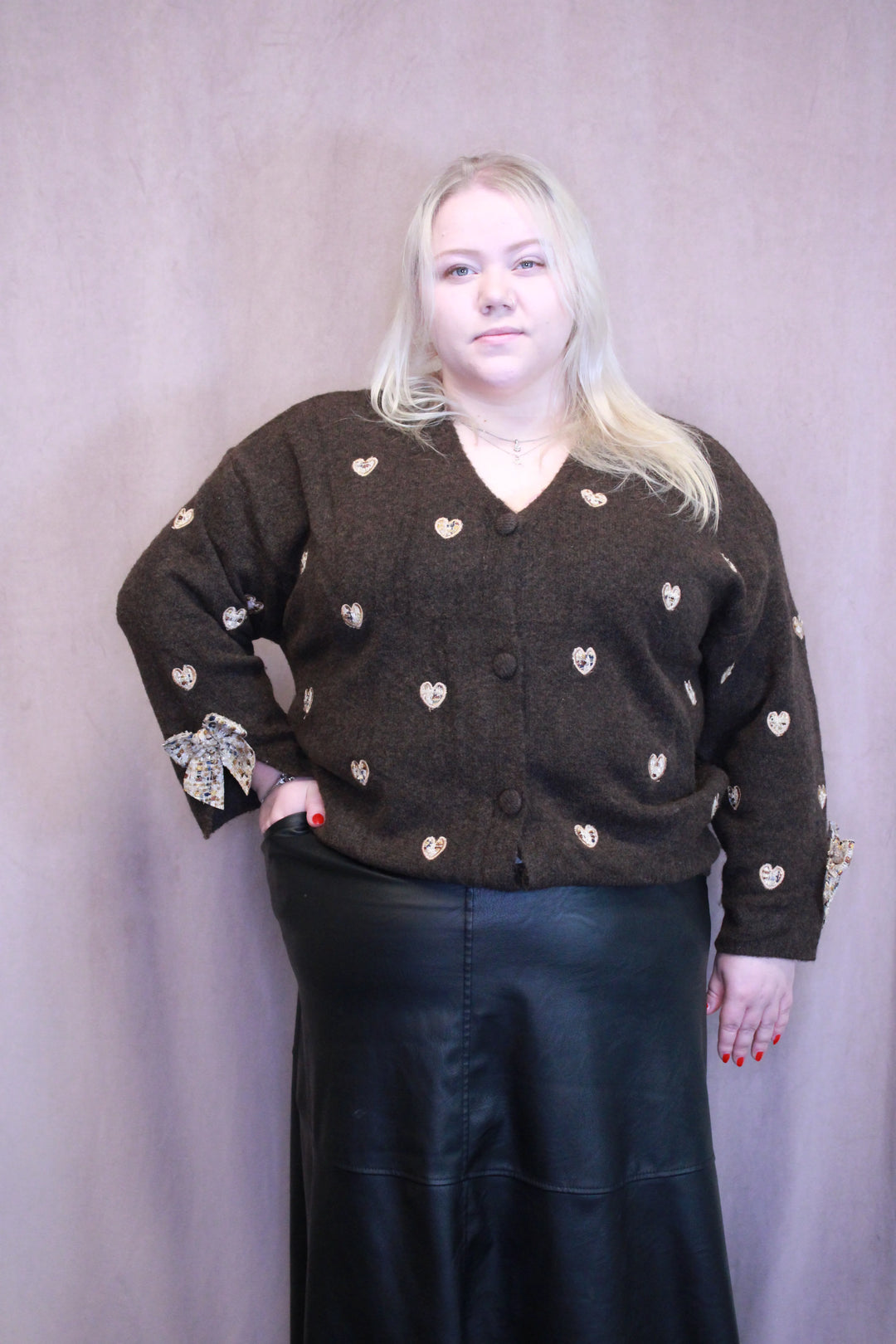 Neuletakki sydämillä Hellä