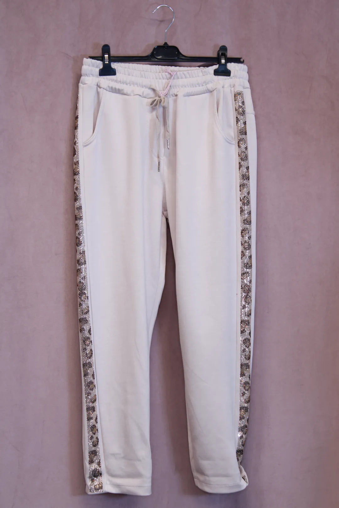 Collegehousut leonauhalla Iita