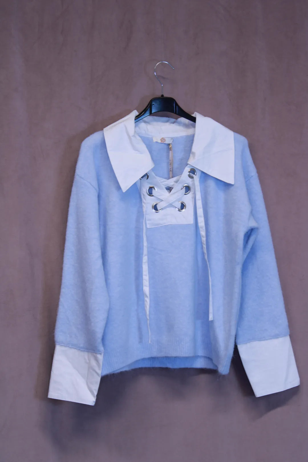 Neule narukauluksella Mervi