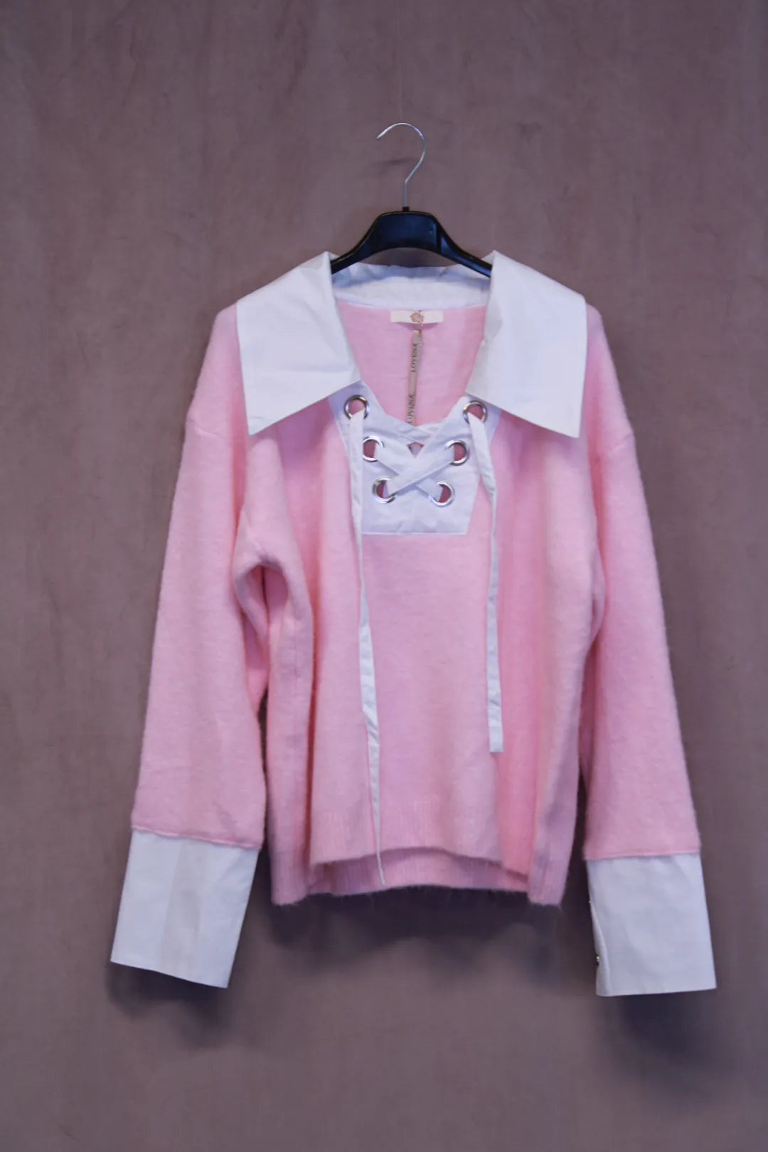 Neule narukauluksella Mervi