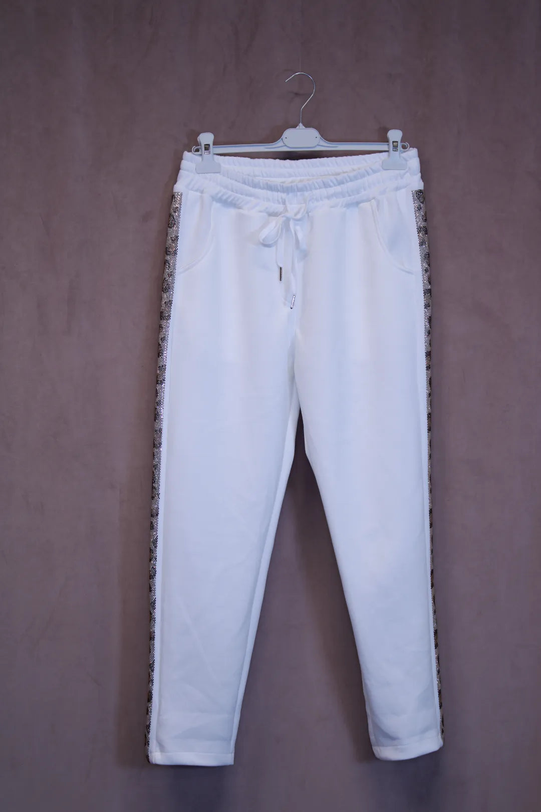 Collegehousut leonauhalla Iita