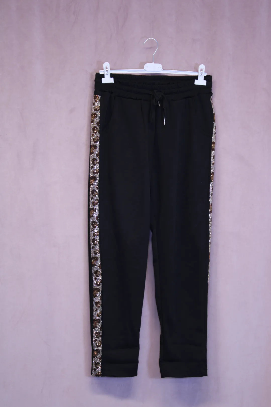 Collegehousut leonauhalla Iita