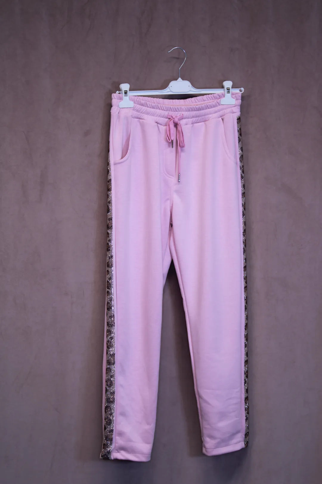 Collegehousut leonauhalla Iita