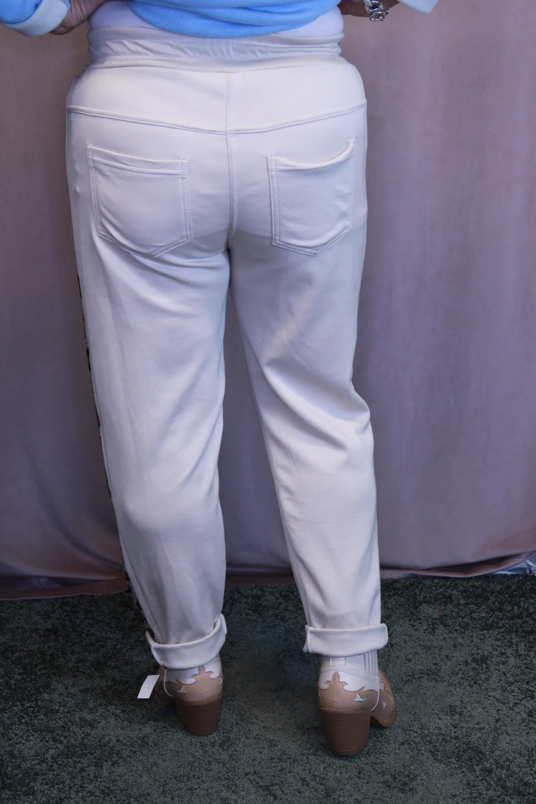 Collegehousut leonauhalla Iita