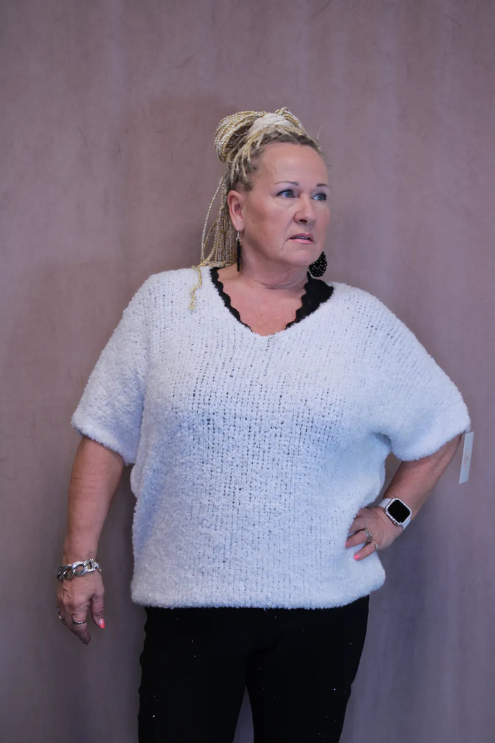 Pehmeä neule V-pääntiellä Tiina